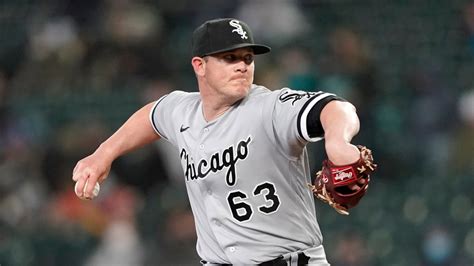White Sox sign reliever to 1-yr extension